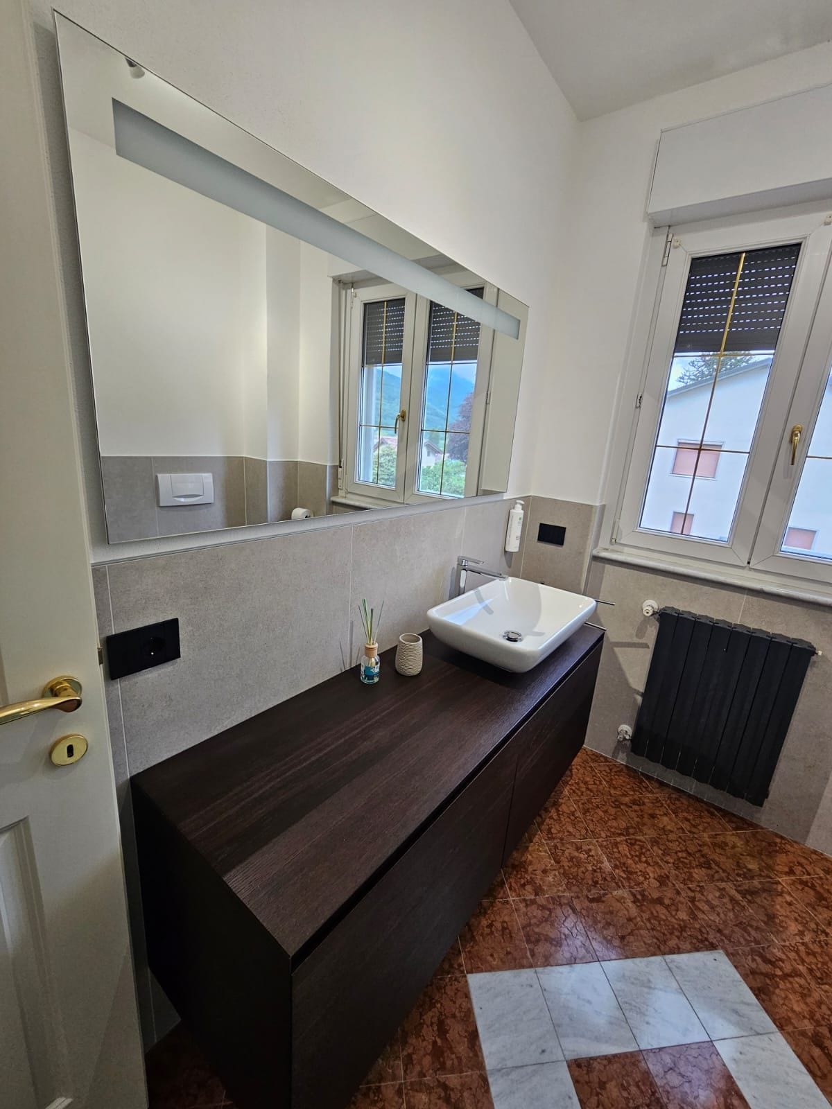 Suite Zaffiro — bagno con finestra panoramica sulle montagne